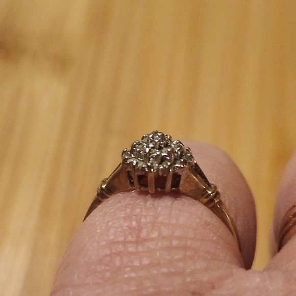 Vintage 10kt Gold Natural White Diamond Cluster Ring - Picture 9 of 16